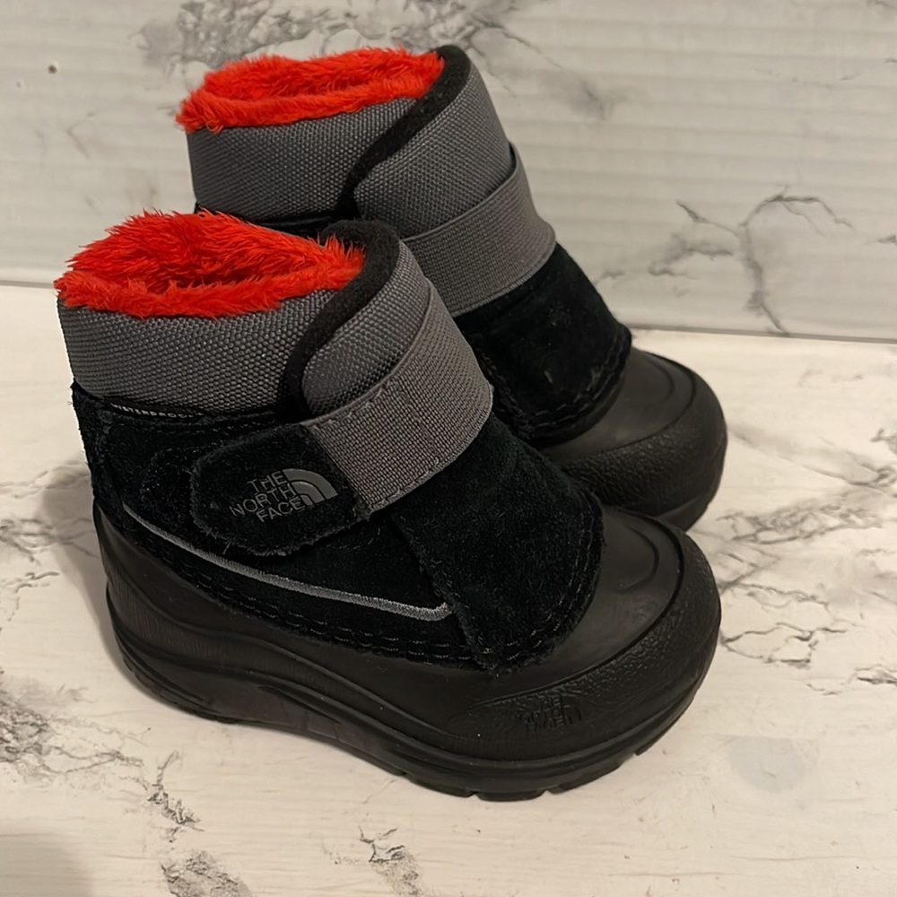 THE NORTHFACE KIDS SNOW BOOTS SIZE 5 NEVER WORN BLACK WITH RED FUR VELCRO